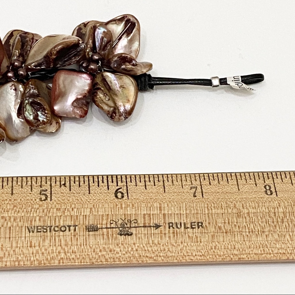 Mother of Pearl Brown Flower Bracelet - Picture 11 of 12